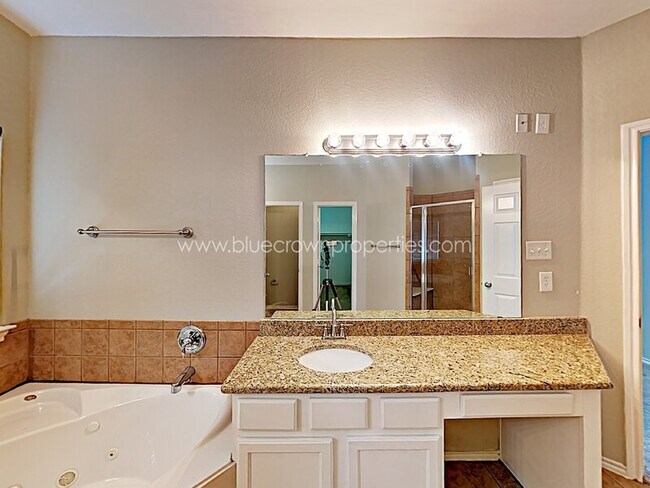 Building Photo - 901 Mesquite Dr