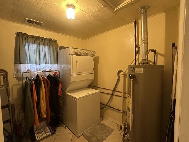 Building Photo - 724 W State St