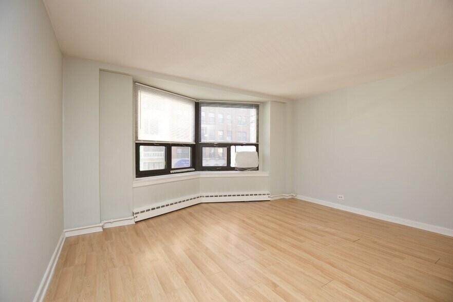 Building Photo - 428 W Wellington Ave