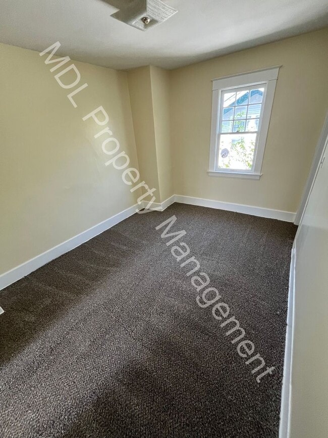 Building Photo - Beautiful 3 Bedroom 1.5 bath home w/ Basement