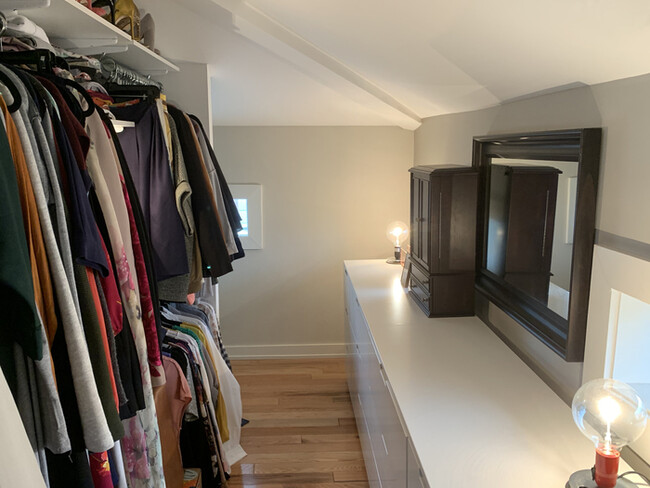 Building Photo - Charming OTR Loft!
