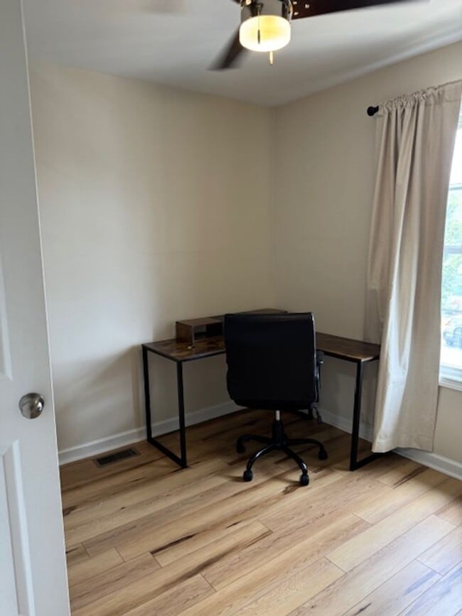 Building Photo - Renovated Townhouse in The Pinnacle Subdivision