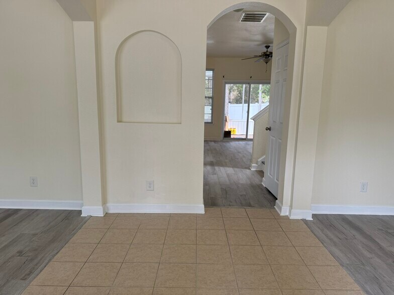 Building Photo - 834 Indianola Ct