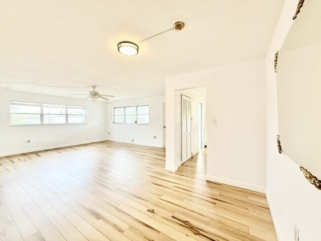 Building Photo - 445 32nd Ave N