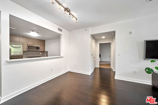 Building Photo - 436 S Virgil Ave