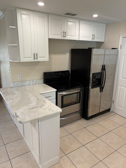 Primary Photo - 240 W Gardenia Dr
