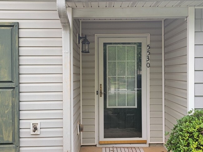 Building Photo - Newer Ranch Style Home w/Fireplace, Trey Ceilings and Black Appliances - Total Electric