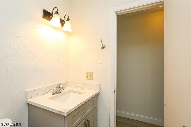 Building Photo - 1095 San Remo Ave