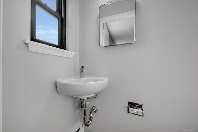 Building Photo - 9 Concord St