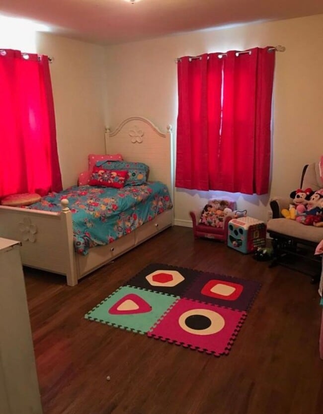 Building Photo - Full of warmth and character