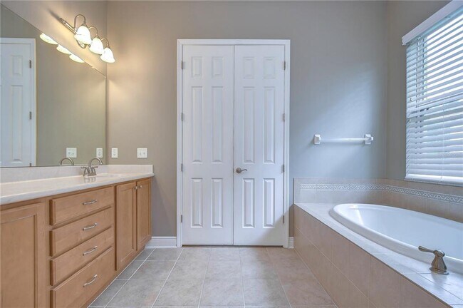 Building Photo - 3341 Grassglen Pl