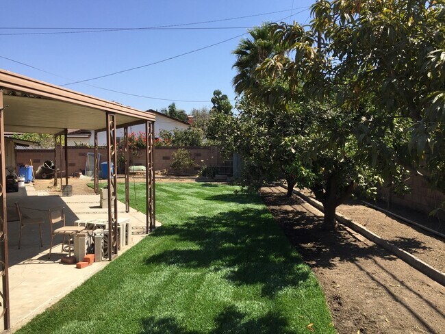 Building Photo - One story home on a HUGE lot in Central Camarillo