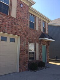 Building Photo - 4 x 3.5 in a great neighborhood!