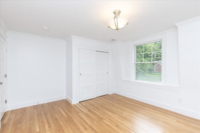 Building Photo - 247 Hale St