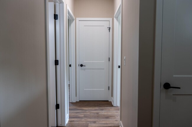 Building Photo - 8463 Oak Shade Cir