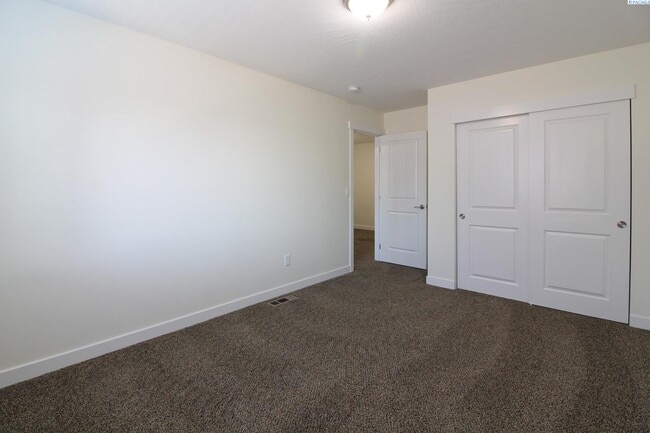 Building Photo - 3 Bed/2.5 Bath Townhouse in Kennewick