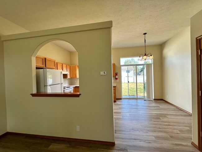 Building Photo - Newly Renovated Ranch Style Home