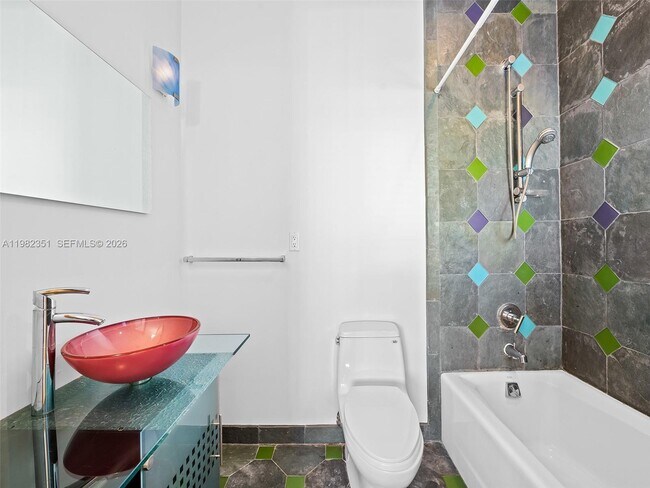 Building Photo - 450 Victoria Terrace