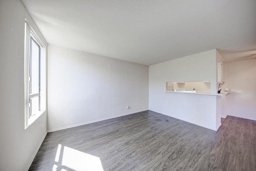 Interior Photo - 6643 Haskell Avenue