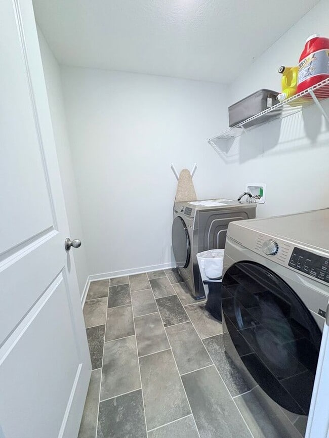 Building Photo - Charming 4 beds 2.5 baths in Newark!