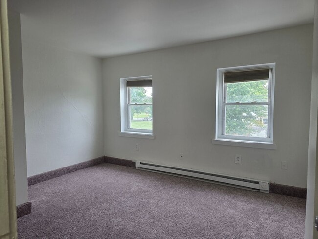 Building Photo - Freshly Renovated 2 Bedroom Townhome!