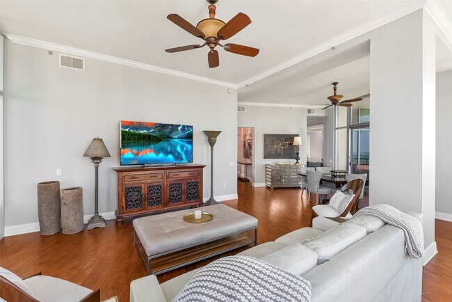 Building Photo - 801 E Beach Dr