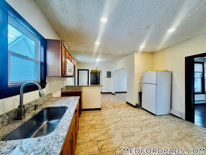 Building Photo - 569 Main St