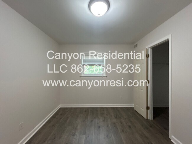 Building Photo - Beautiful 3 BR/3Bath in well sought after neighborhood !