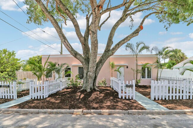 Primary Photo - 711 4th Ave S