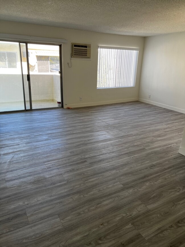 Building Photo - Over 1,000 SF at Kings Road Arms