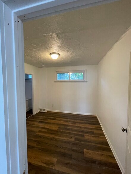 Building Photo - 3610 E 139th St