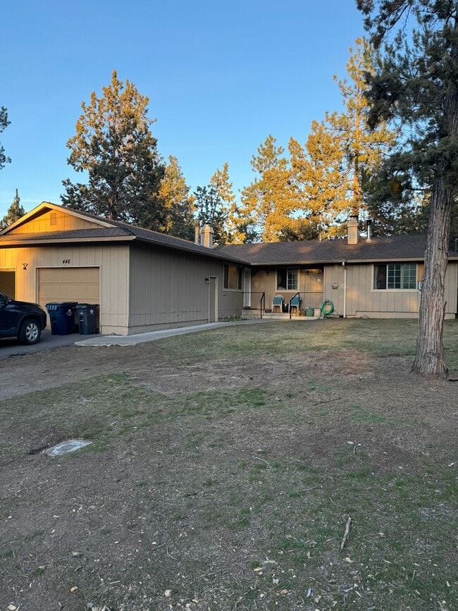 Building Photo - Updated Duplex in SE Bend