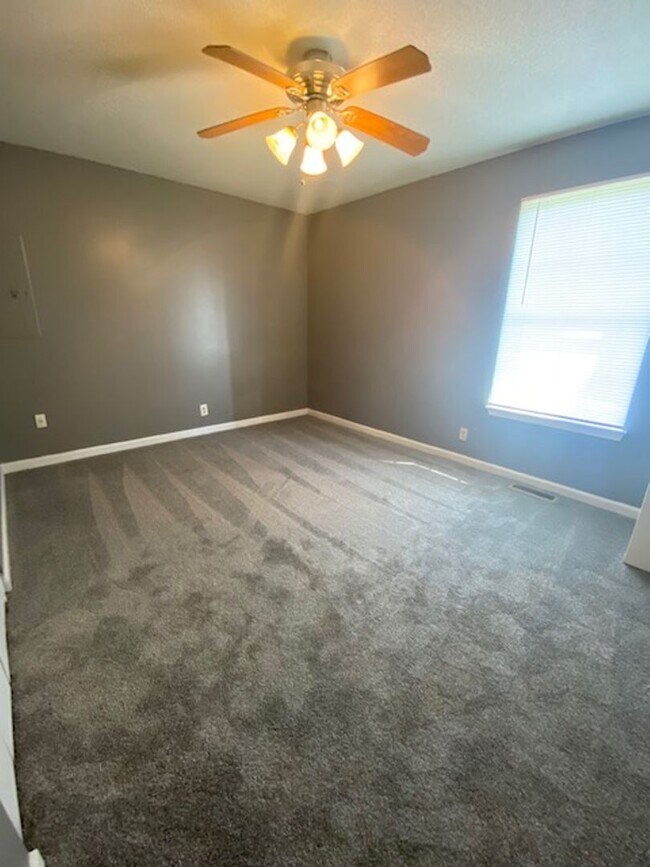 Building Photo - Like New & Move in Ready