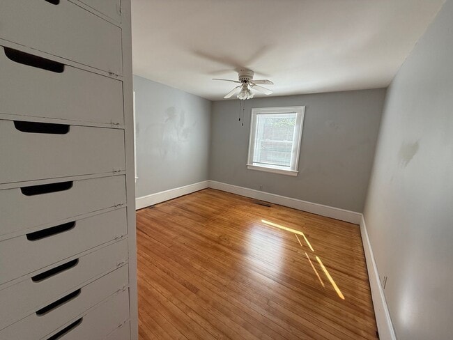 Building Photo - 903 Lee St N