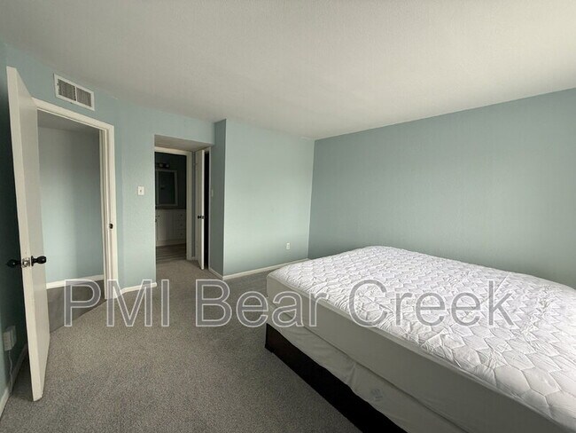Building Photo - 8523 Hearth Dr