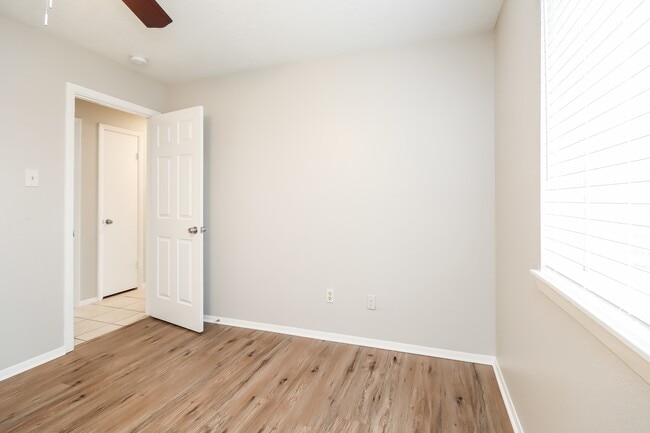 Building Photo - 10930 Rosewood Ct