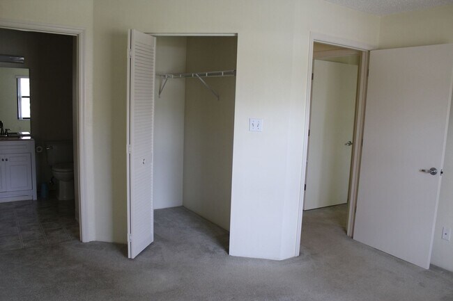 Building Photo - Up Coming - 2 bedroom/2 bath Condo!