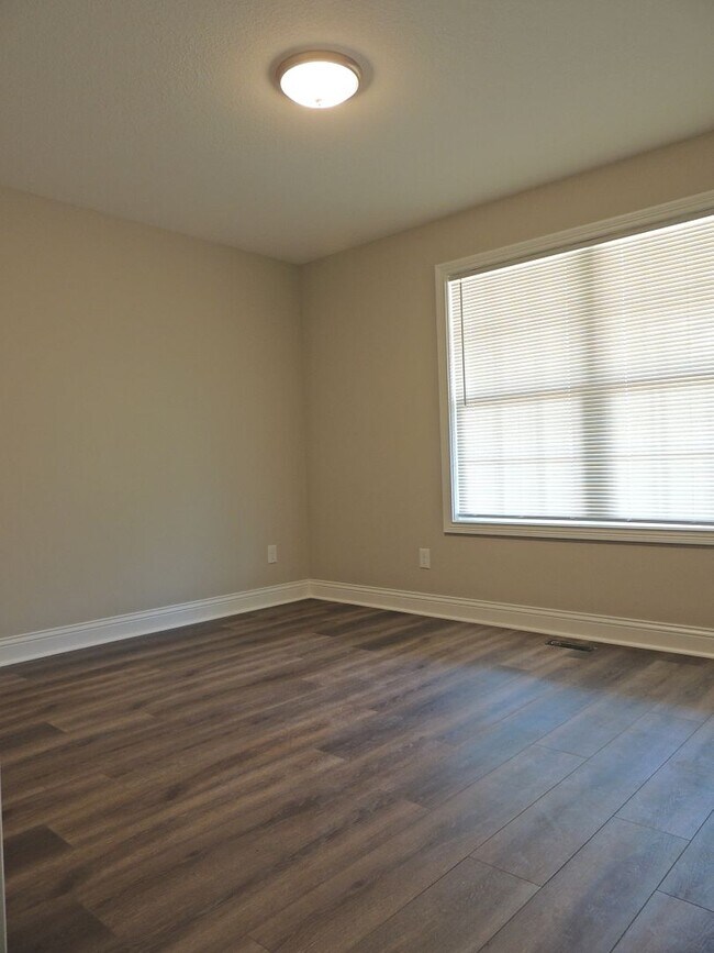 Building Photo - NOW AVAILABLE-  Charming Home in Maryville...