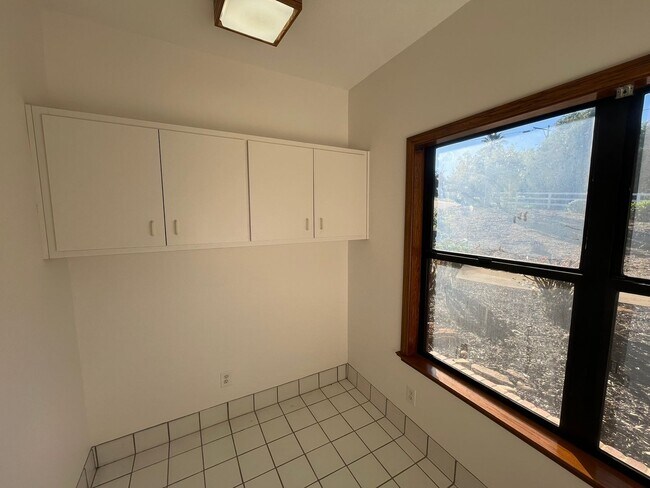 Building Photo - 18655 Oak Ridge Ln