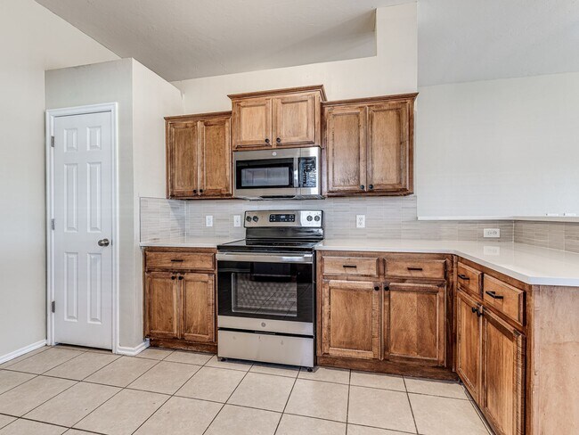 Building Photo - Updated home in Edmond + 3 bed + 2 bath