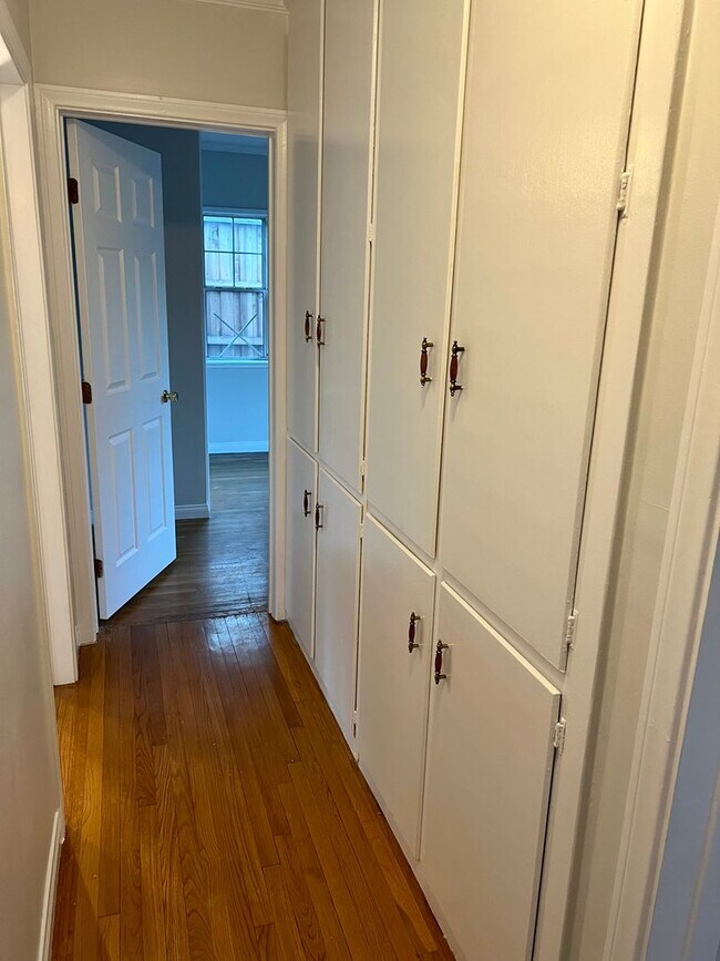Building Photo - Spacious 3 Bedroom House with Private Gara...
