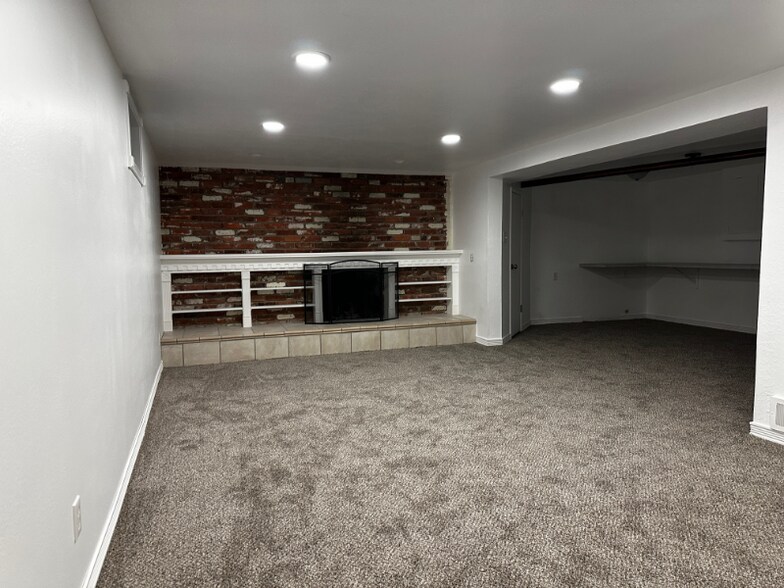 Building Photo - 2022 E Woodlawn Dr