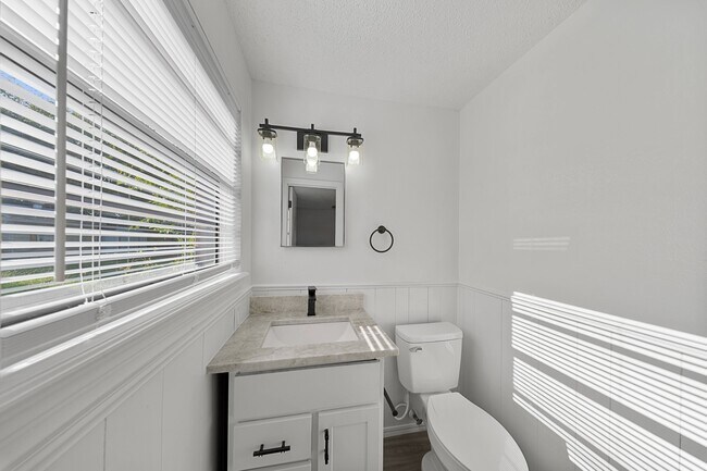 Building Photo - 3232 Parker Dr