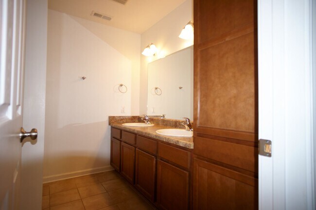 Building Photo - 3 Bed/2 Bath. Master on Main. Close to shopping, US 460, and I-81