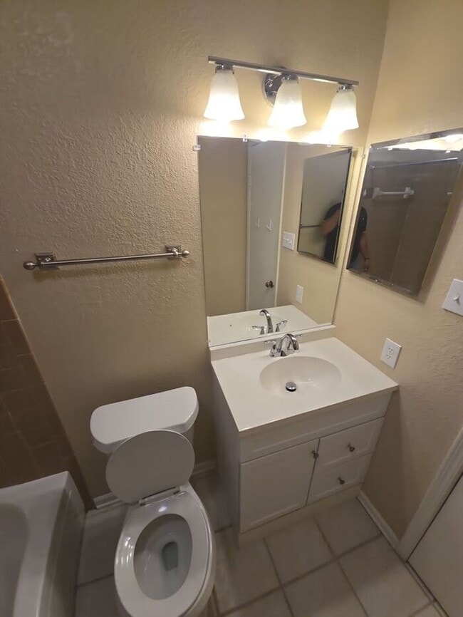 Building Photo - Bright & Spacious 3-Bedroom Home in Flower...