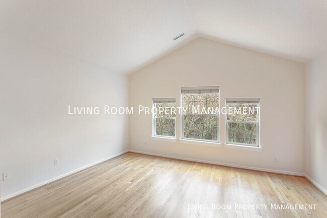 Building Photo - Large Private Townhouse in Johns Landing!