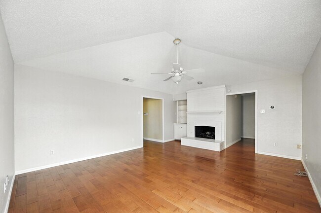 Building Photo - Beautiful 4-Bedroom Home in Sought-After Plano