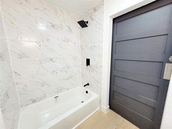 Building Photo - 317 W Houston Ave