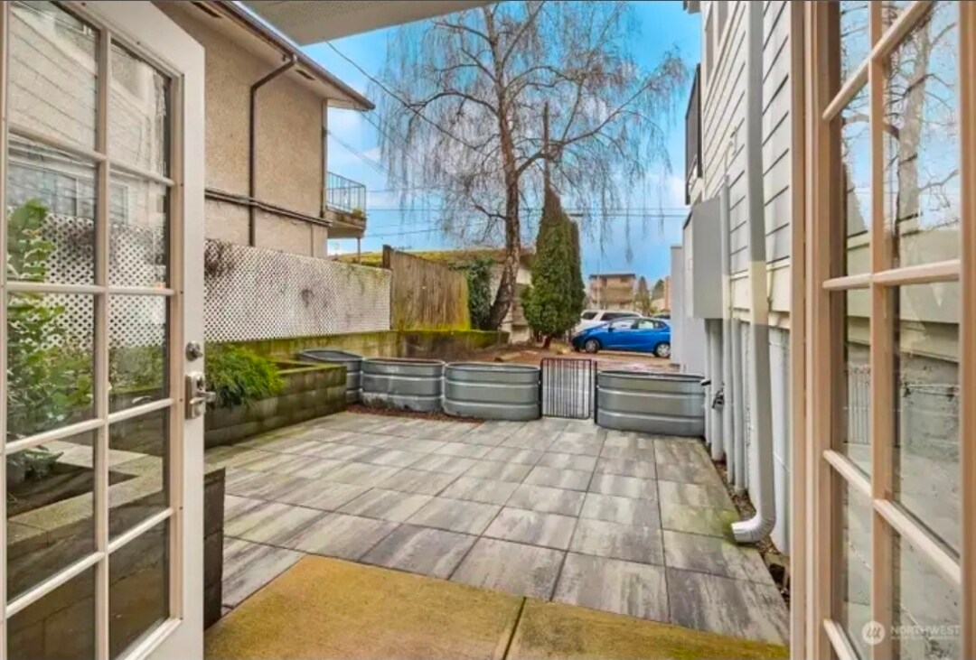 Building Photo - 6547 42nd Ave SW