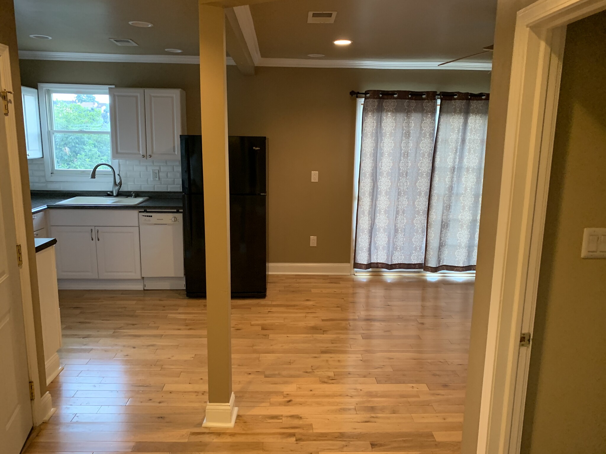 Living/kitchen area - 325 Hallock St